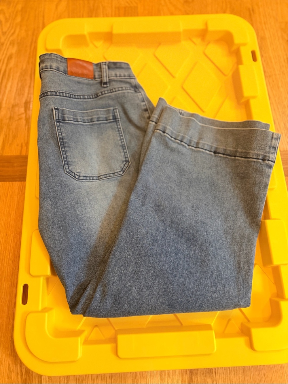 Women's Size Medium 28 "Luvamia" Relaxed Fit Light Blue Denim Jeans GUC